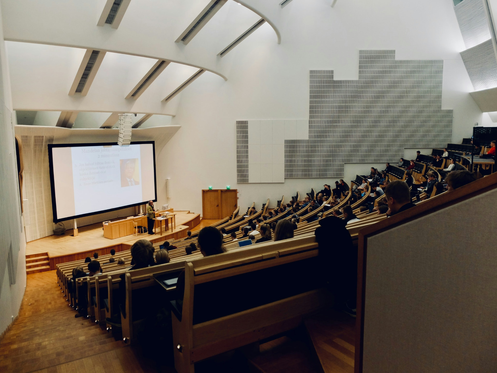 Föreläsning i en universitetsaula med juriststudenter